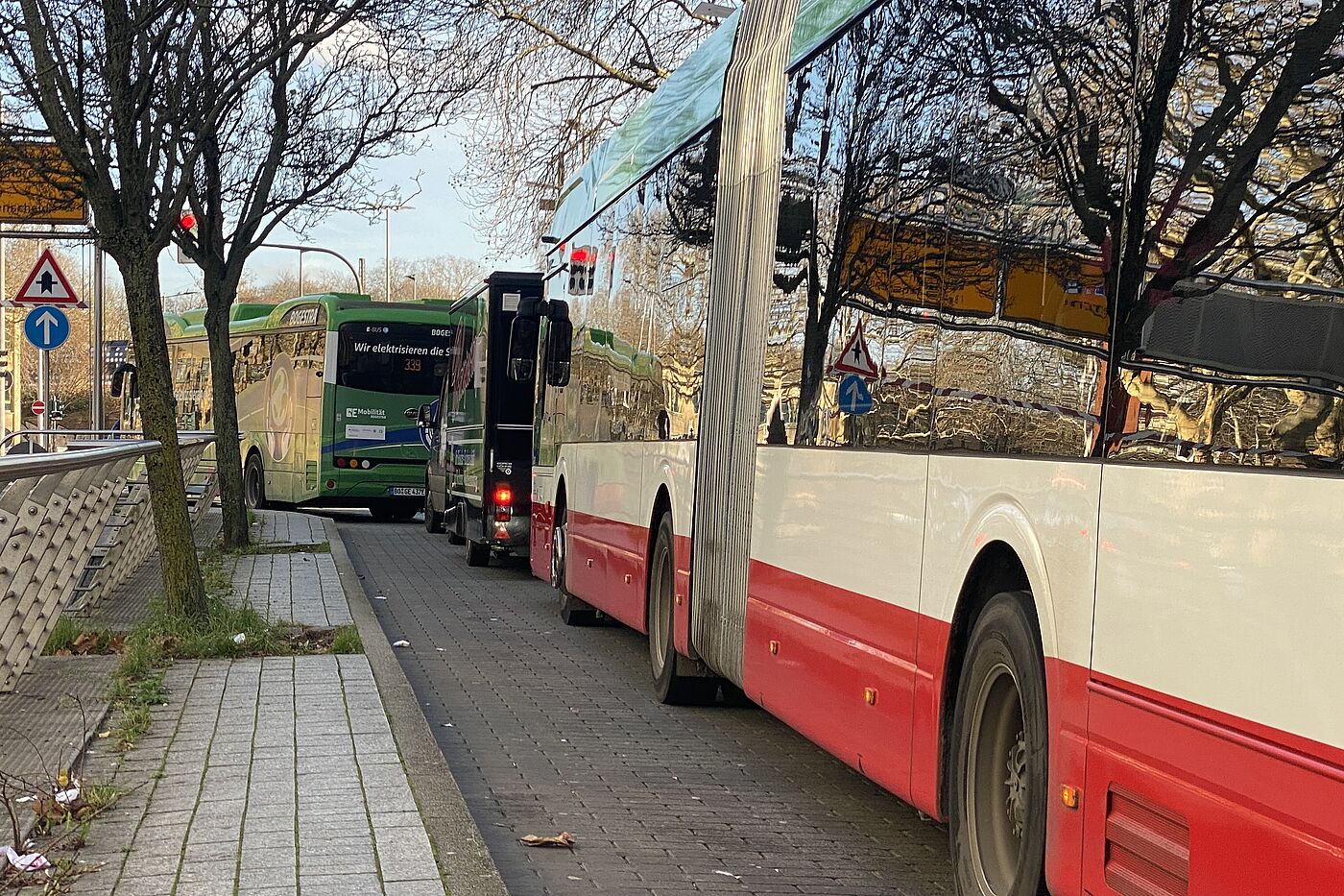 Busse warten an Haltestelle und Ampel stadtauswärts