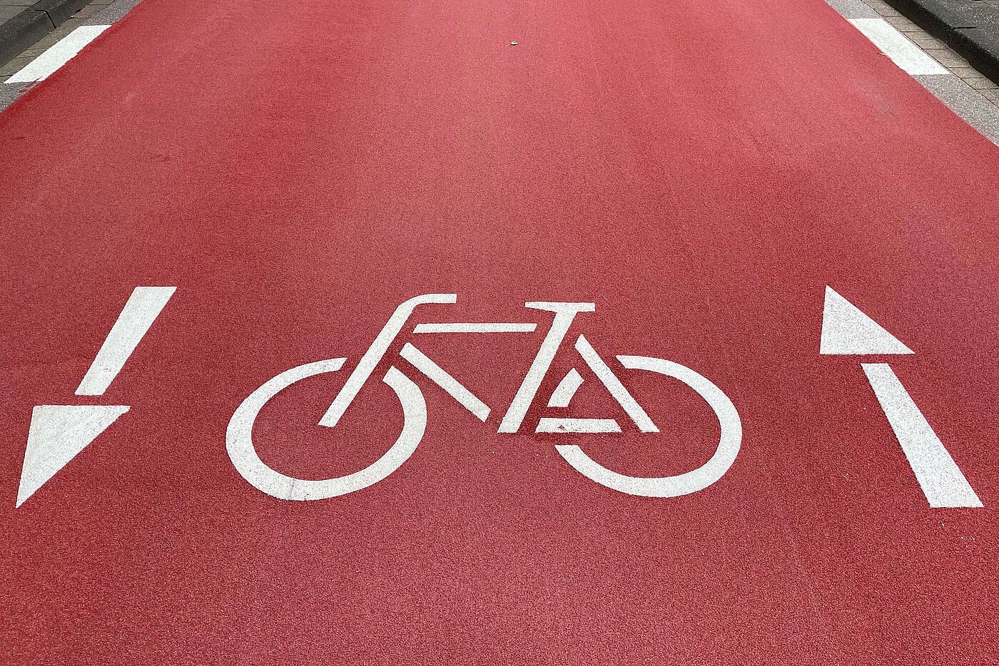 Symbolbild: Fahrradstraße mit roter Markierung