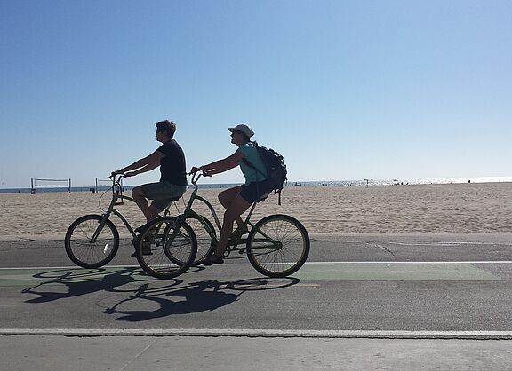 2 Radfahrende. auf einem Radweg