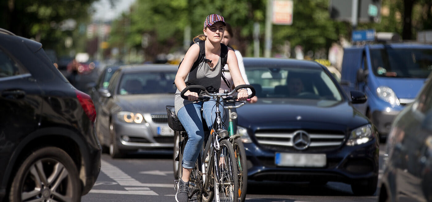Radfahrerin zwischen Autos Radfahrerin zwischen Autos
