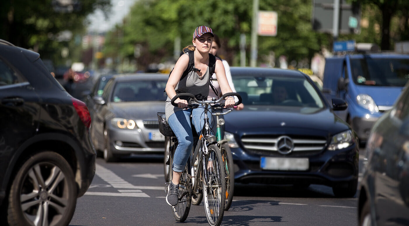 Radfahrerin zwischen Autos