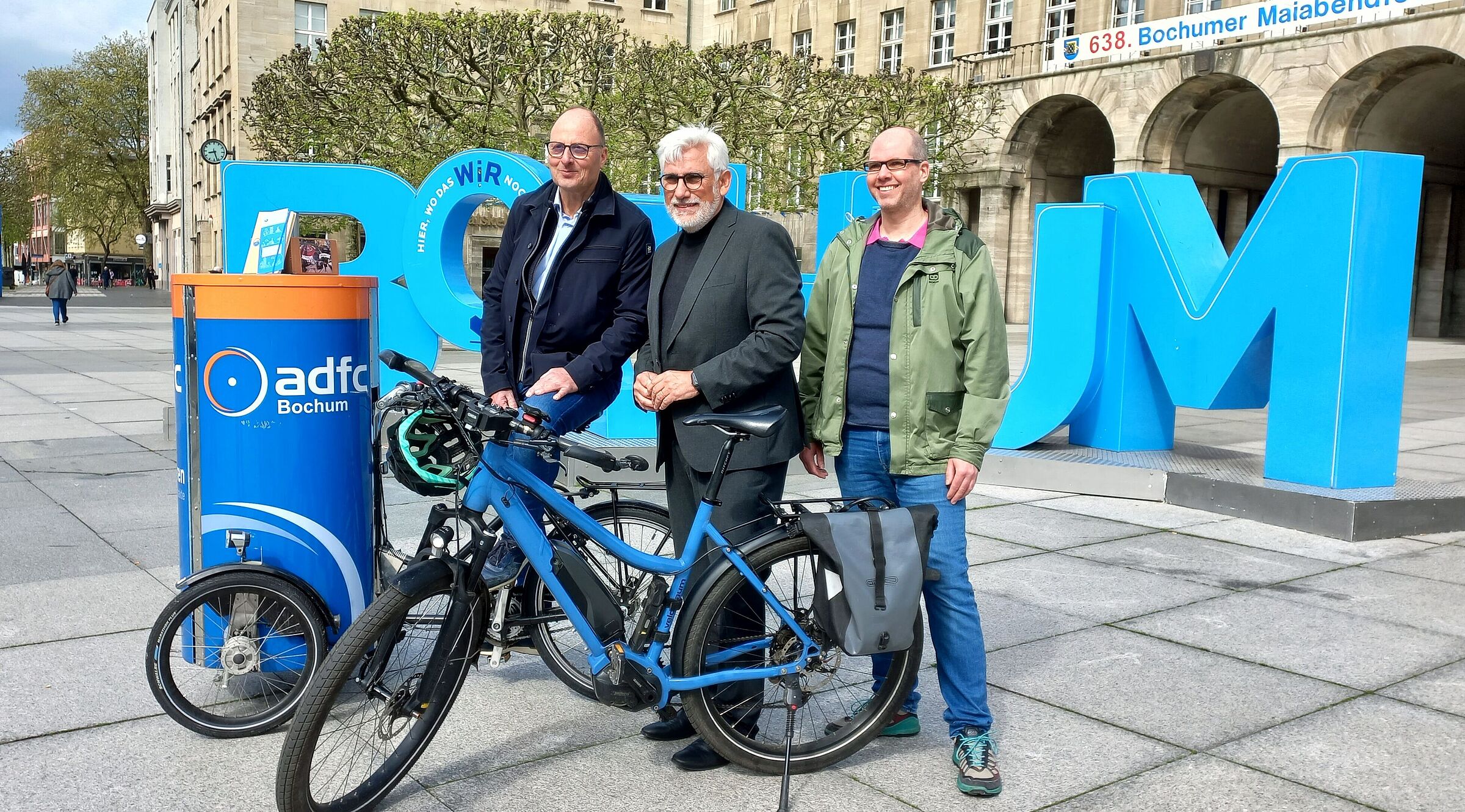 Das Fotos zeigt (von links): ADFC-Vorstand Burkhard Klein, Oberbürgermeister Jörg Lukat und der städtische Nahmobilitätsbeauftragte Matthias Olschowy.