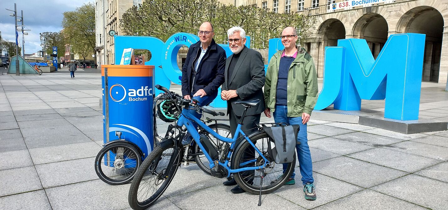 Das Fotos zeigt (von links): ADFC-Vorstand Burkhard Klein, Oberbürgermeister Jörg Lukat und der städtische Nahmobilitätsbeauftragte Matthias Olschowy.