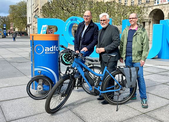 Das Fotos zeigt (von links): ADFC-Vorstand Burkhard Klein, Oberbürgermeister Jörg Lukat und der städtische Nahmobilitätsbeauftragte Matthias Olschowy.