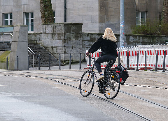 Radfahrerin an der Baustelle Hans-Böckler-Straße
