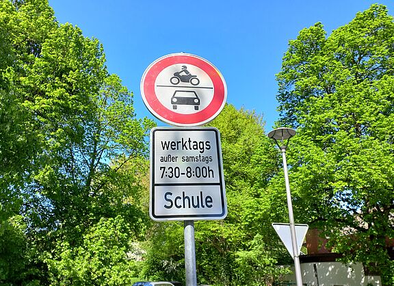 Schild in der Schulstraße Witte-Wie