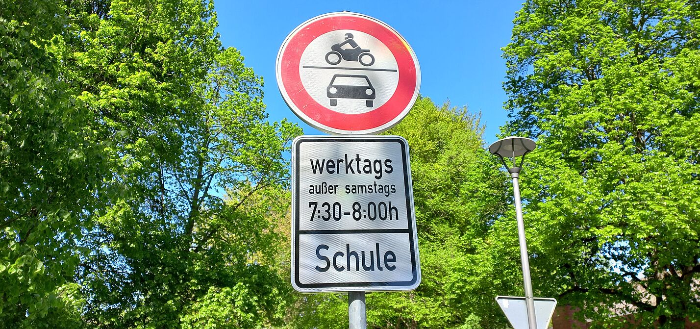 Schild in der Schulstraße Witte-Wie