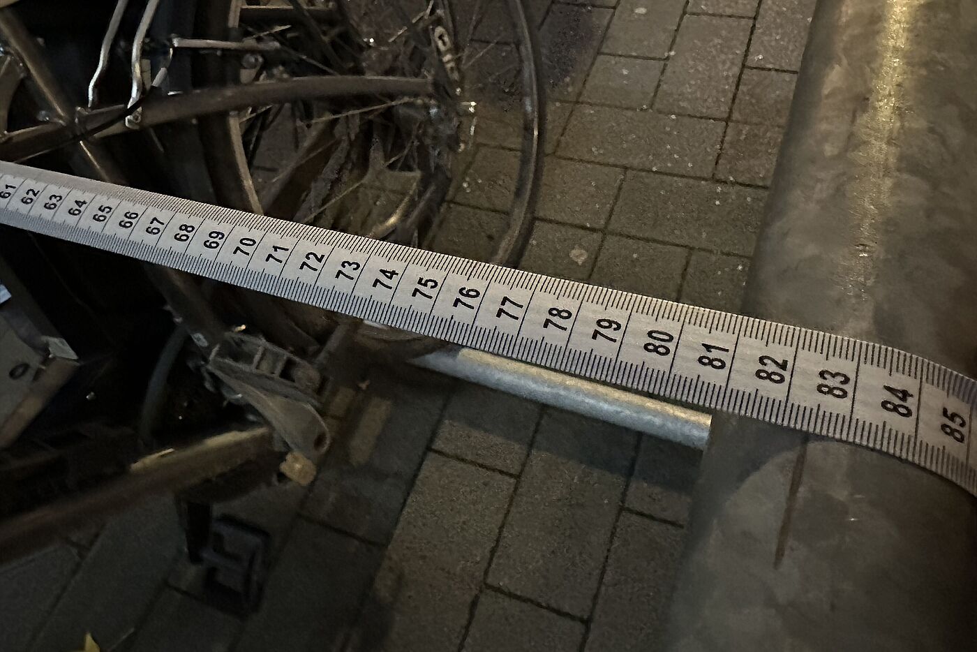 Weihnachtsmarkt 2023: Temporäre Abstellanlage für Fahrräder (Huestraße) - Detailansicht