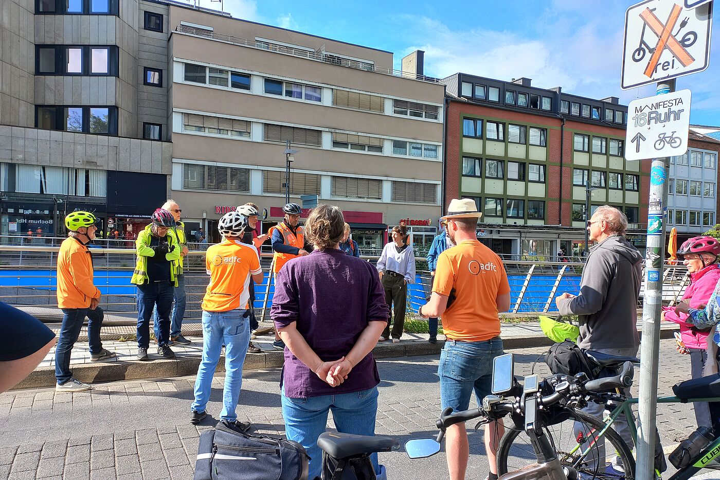Das Netzwerk Verkehr des ADFC NRW besichtigt die Engstelle
