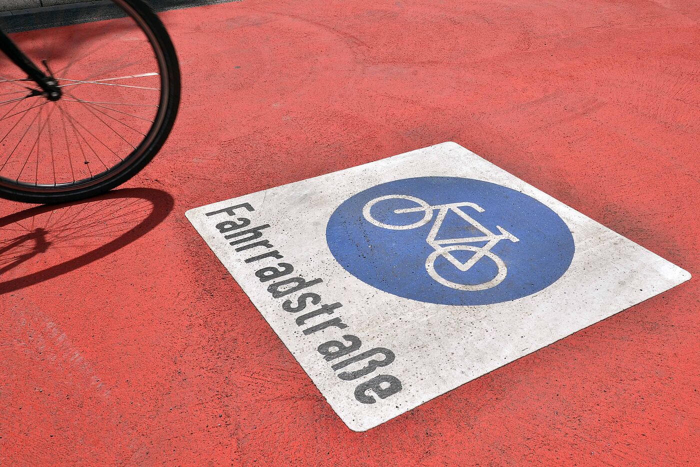 Fahrradstraße: mit entsprechender Beschriftung auf der Fahrbahn