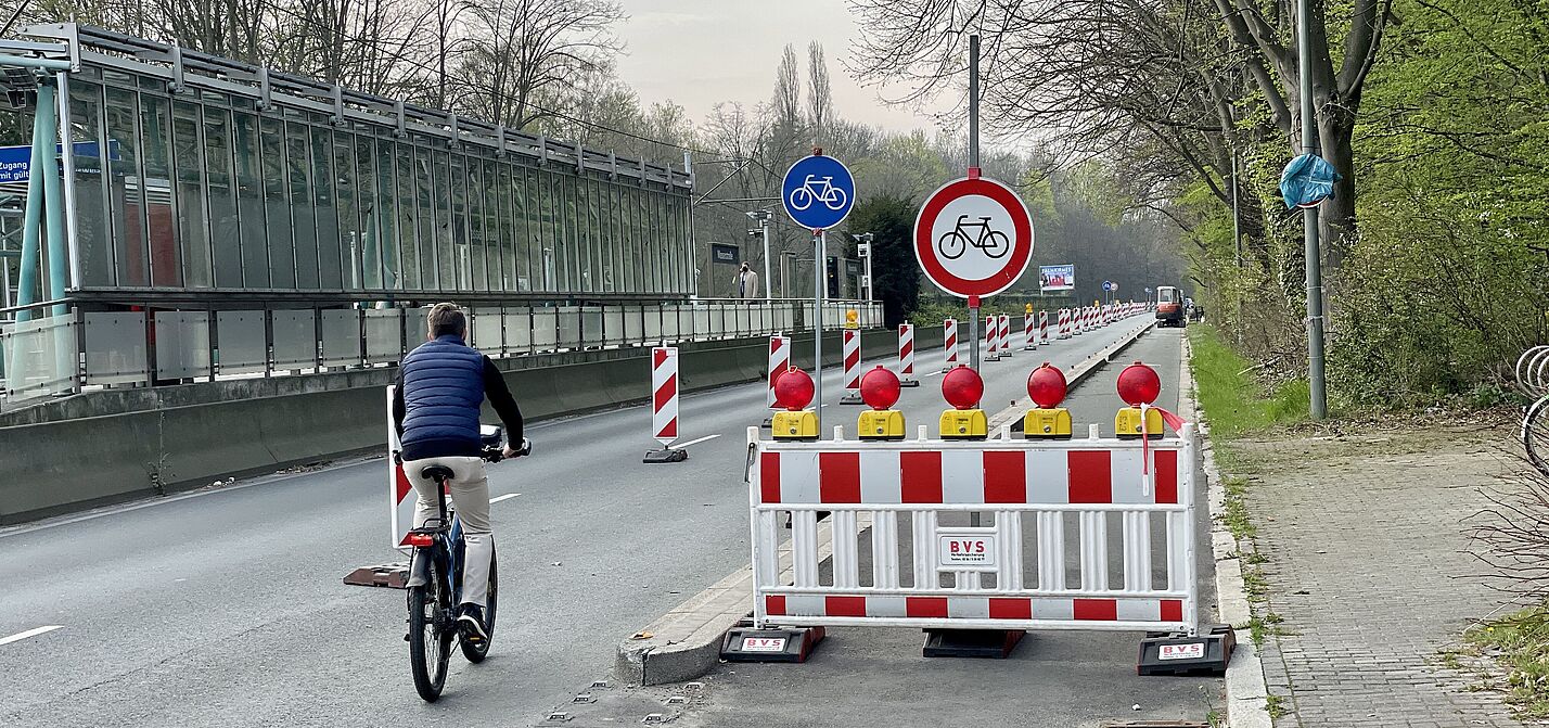 Protected Bike Lane an der Universitätsstraße (stadteinwärts) Protected Bike Lane an der Universitätsstraße (stadteinwärts)