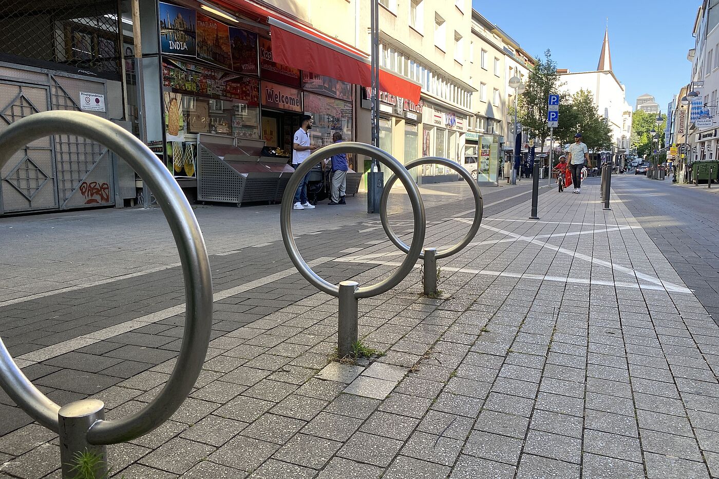Poller und Fahrradbügel sichern den Radfahrstreifen