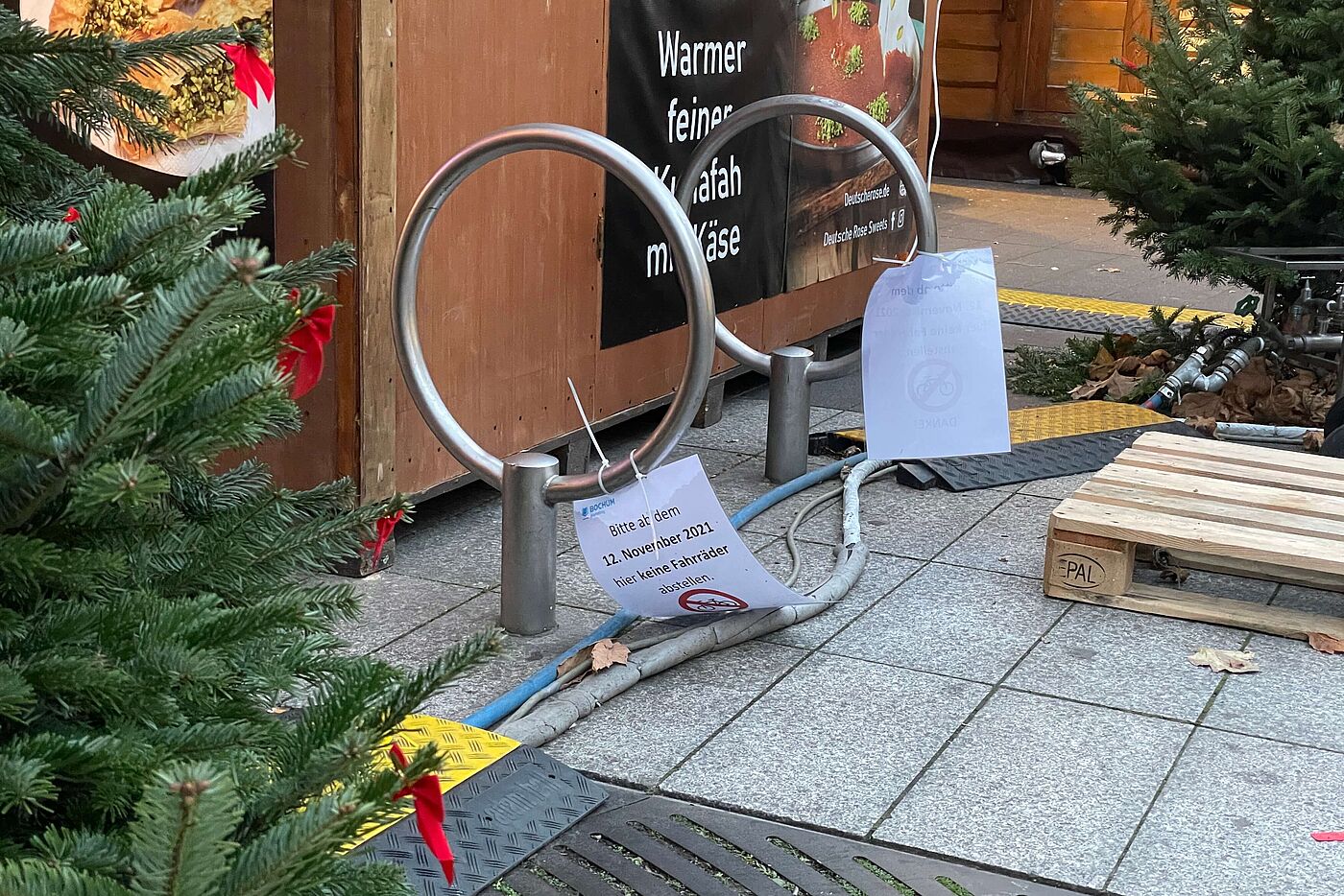 Archivbild 2021: Nicht nutzbare Radabstellanlagen (Lollies) auf dem Bochumer Weihnachtsmarkt