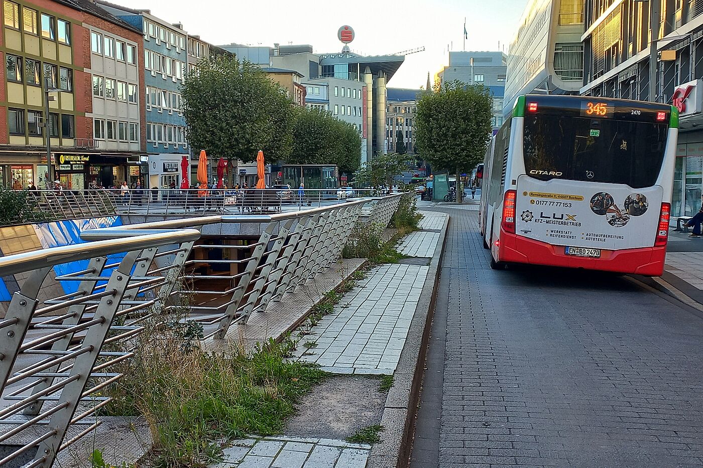 Ein Bus blockiert die Durchfahrt für Radfahrende