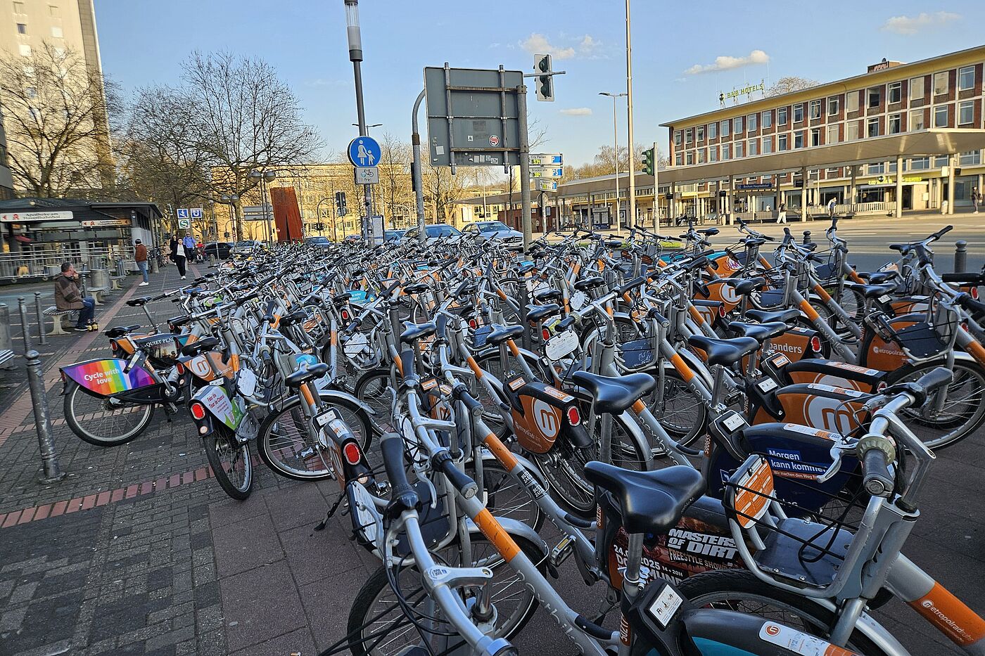 Über hundert metropolradruhr-Räder am Hauptbahnhof 