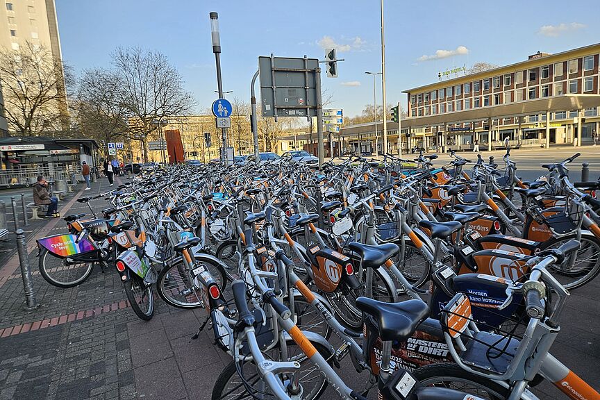 Über hundert metropolradruhr-Räder am Hauptbahnhof Über hundert metropolradruhr-Räder am Hauptbahnhof