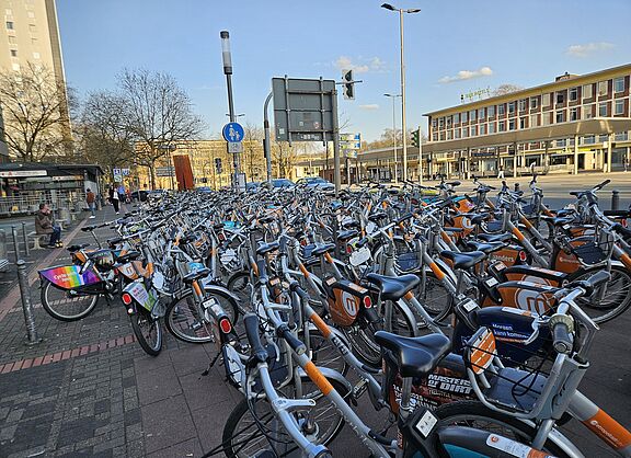 Über hundert metropolradruhr-Räder am Hauptbahnhof 