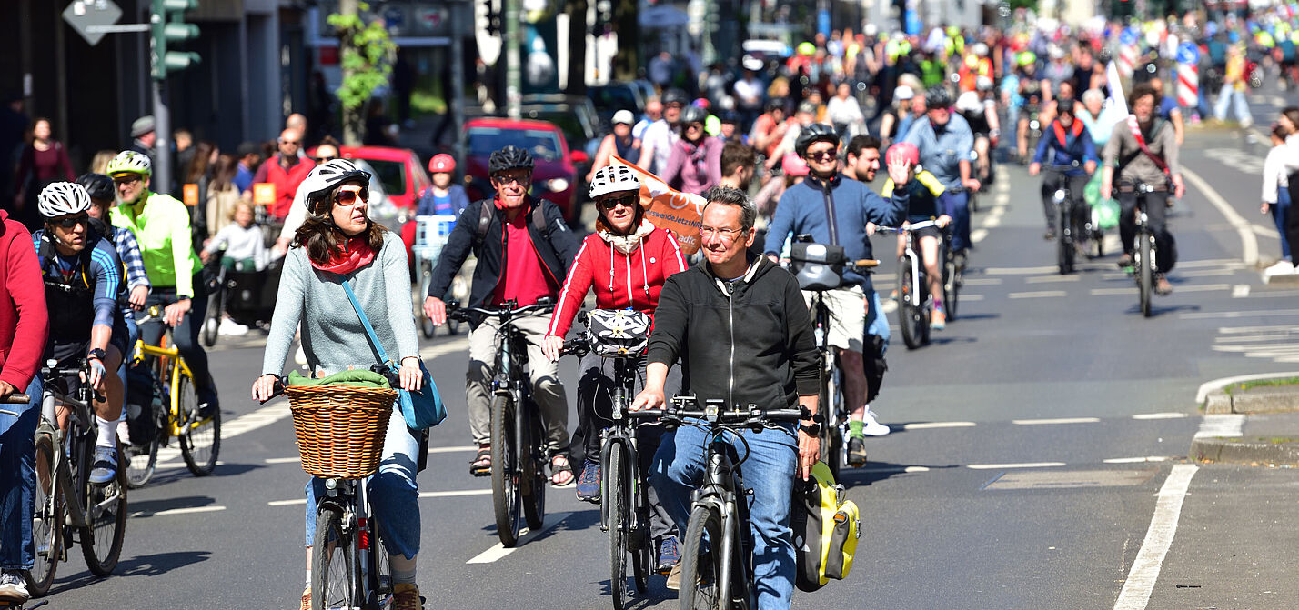 Tausende Radfahrende fahren über Straßen in Düsseldorf und demonstrieren für mehr Fahrradmobilität.  