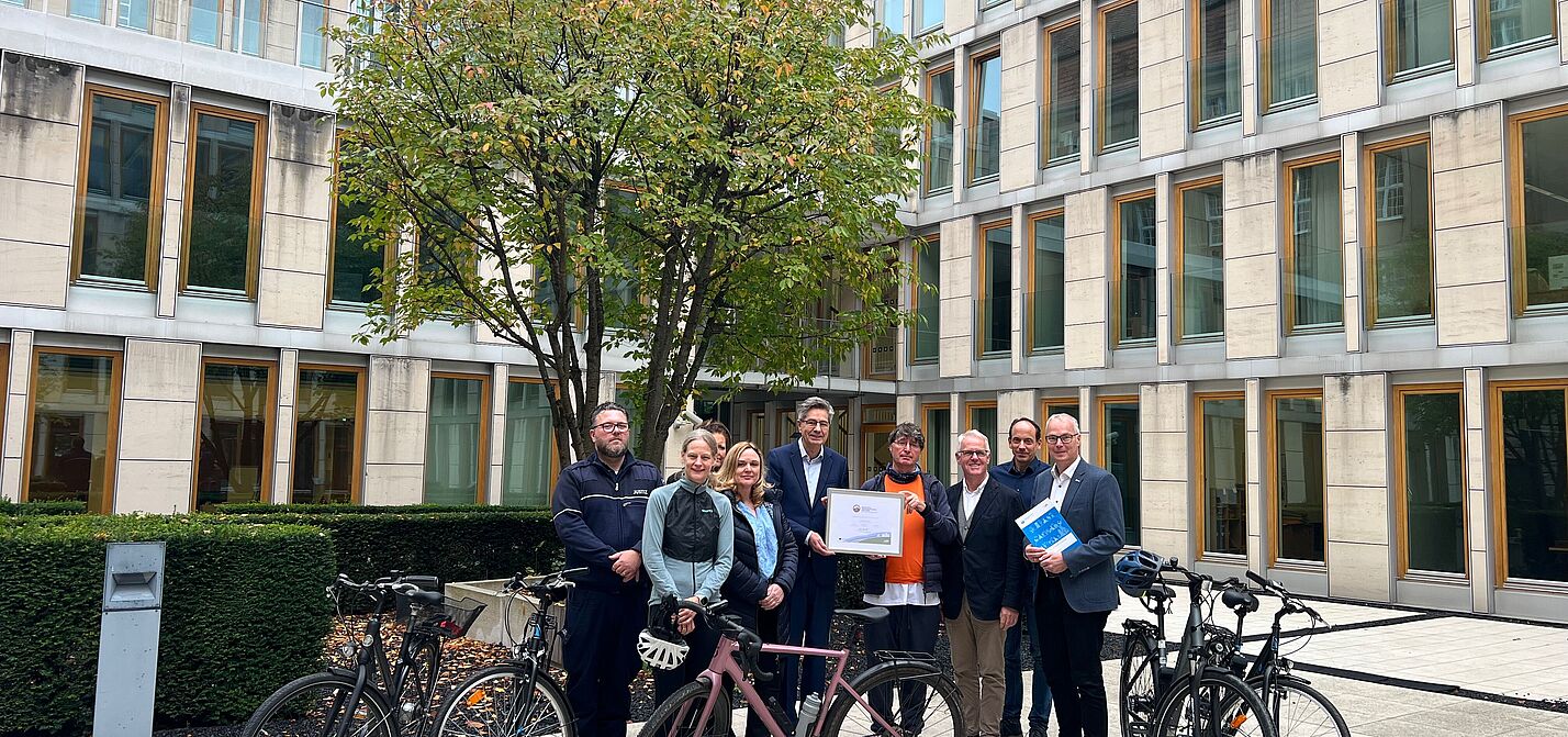 Das Oberlandesgericht hat als erstes Gericht in Deutschland eine Zertifizierung der Fahrradfreundlichen Arbeitgeber erhalten. OLG-Präsdent Dr. Werner Richter nahm das Zertifikat für die Gold-Zertifizierung am 16. Oktober 2025 entgegen.