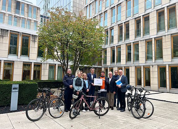 Das Oberlandesgericht hat als erstes Gericht in Deutschland eine Zertifizierung der Fahrradfreundlichen Arbeitgeber erhalten. OLG-Präsdent Dr. Werner Richter nahm das Zertifikat für die Gold-Zertifizierung am 16. Oktober 2025 entgegen.