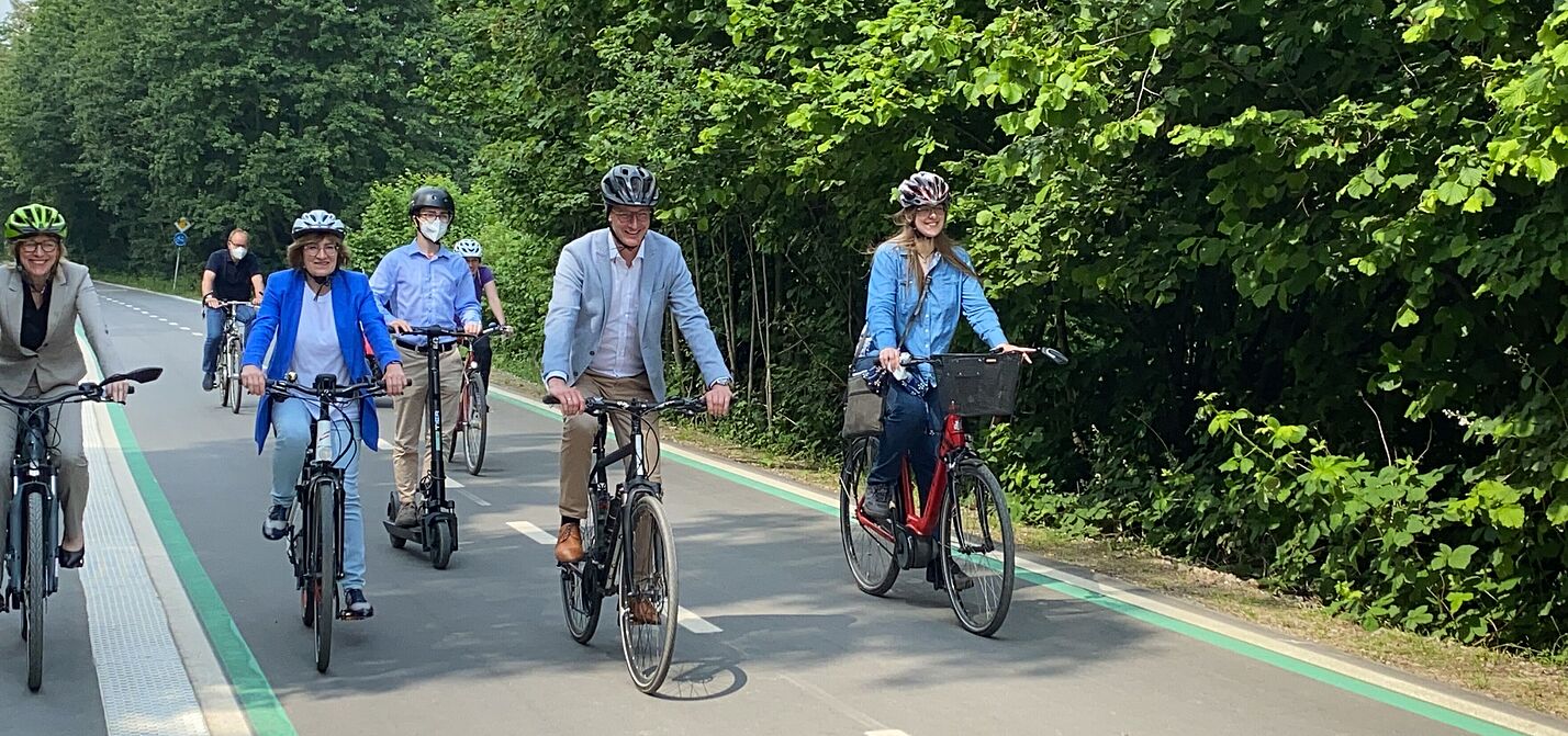 Minister Wüst und Anna Limbeck (rechts)  auf dem RS1 in Gelsenkirchen