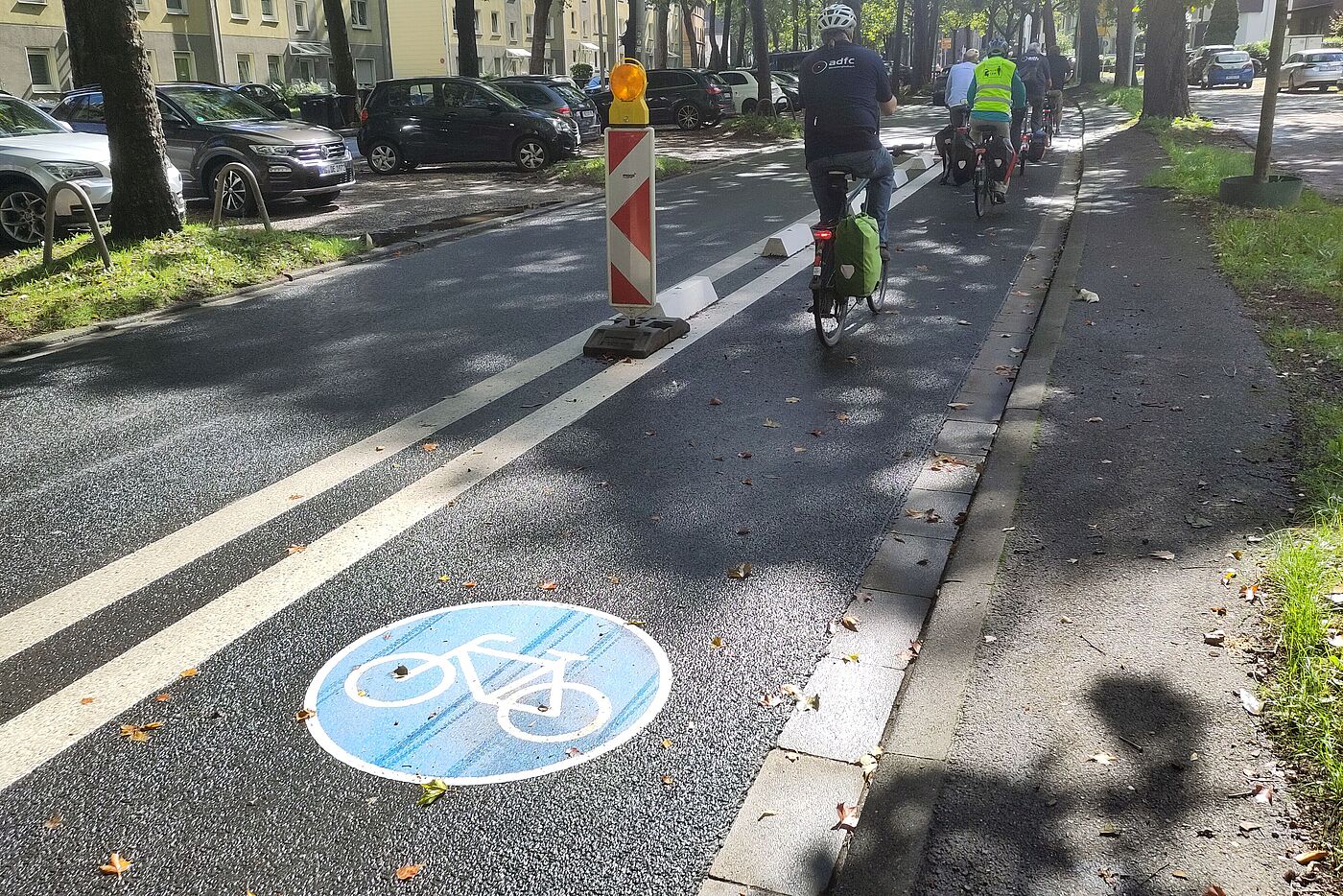 Am rechten Bildrand ist der alte marode "Radweg" noch zu erkennen. Die Benutzungspflicht wurde 2017 aufgehoben. 