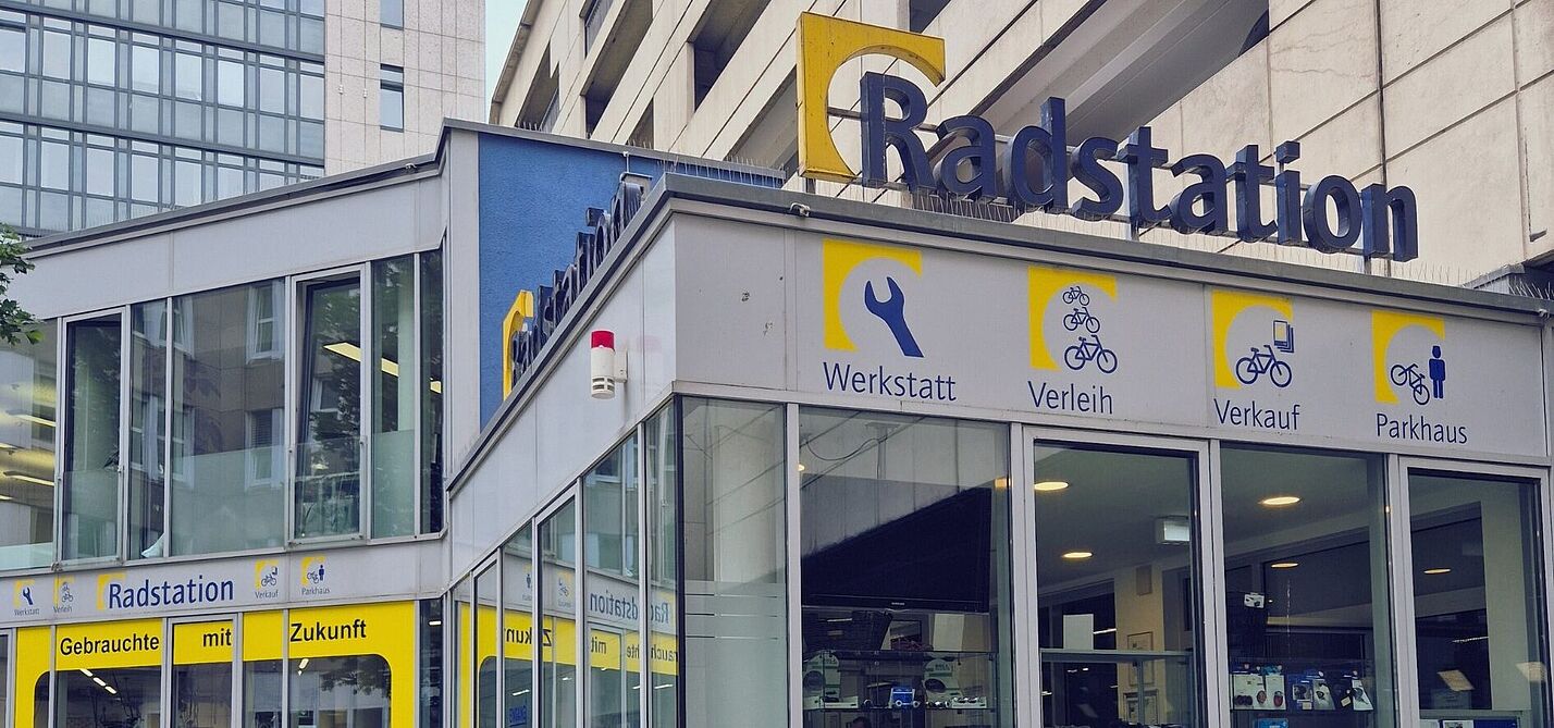 Die Radstation am Düsseldorfer Hauptbahnhof, im Vordergrund steht ein Fahrrad an einen Beton-Poller gelehnt