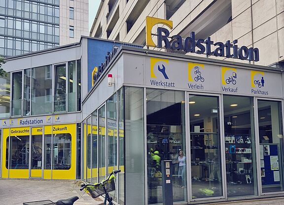Die Radstation am Düsseldorfer Hauptbahnhof, im Vordergrund steht ein Fahrrad an einen Beton-Poller gelehnt