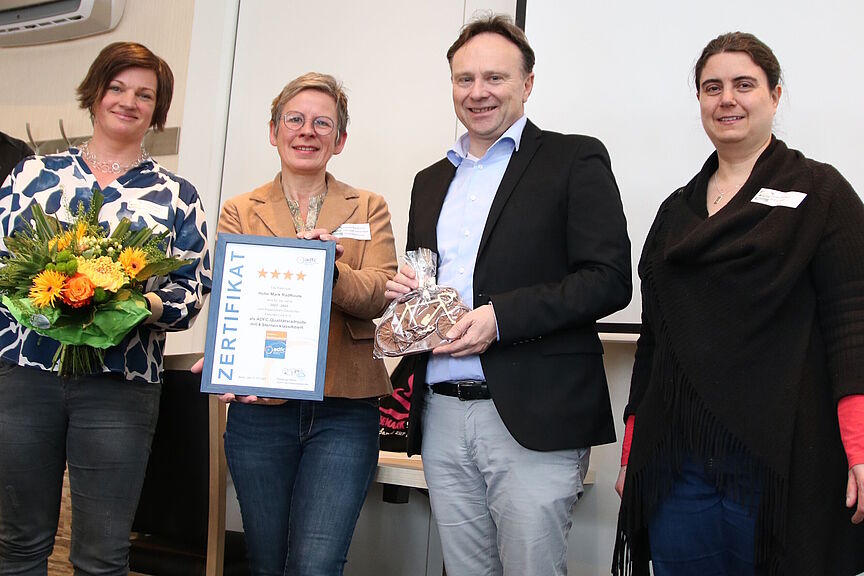 Hohe Mark Radroute mit 4 Sternen als ADFC-Qualitätsradroute ausgezeichnet Übergabe 4-Sterne-Zertifikat an die Hohe-Mark RadRoute