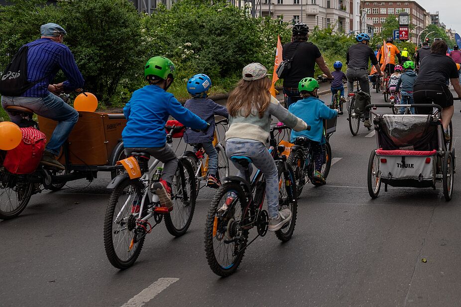 Kidical Mass Berlin Kinder von hinten auf dem Rad