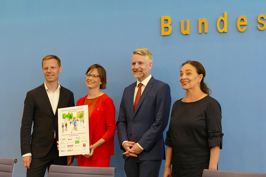 Gruppenfoto der Bundespressekonferenz vom 28. Juni 2022 Auf der Bundespressekonferenz vom 28. Juni 2022 (v.l.n.r.): DNR-Präsident Prof. Dr. Kai Niebert, ADFC-Bundesgeschäftsführerin Ann-Kathrin Schneider, Rechtsanwalt Dr. Roman Ringwald, VZBV-Teamleiterin Marion Jungbluth.