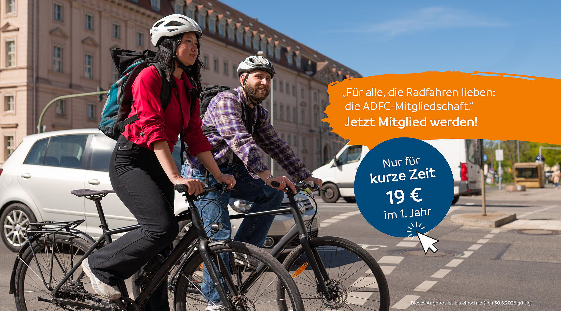 Zwei Menschen mit Fahrradhelm fahren auf Fahrrädern durch eine Stadt. Im Bild steht ein Angebot zur ADFC-Mitgliedschaft für 19 Euro im ersten Jahr.