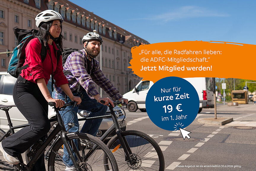 Mitgliederwerbung 2026 Großbild V2 Zwei Menschen mit Fahrradhelm fahren auf Fahrrädern durch eine Stadt. Im Bild steht ein Angebot zur ADFC-Mitgliedschaft für 19 Euro im ersten Jahr.