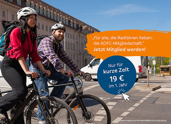 Zwei Menschen mit Fahrradhelm fahren auf Fahrrädern durch eine Stadt. Im Bild steht ein Angebot zur ADFC-Mitgliedschaft für 19 Euro im ersten Jahr.