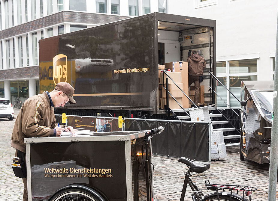 UPS Cargobike UPS-Mitarbeiter belädte Cargobike von UPS zur Paketzustellung