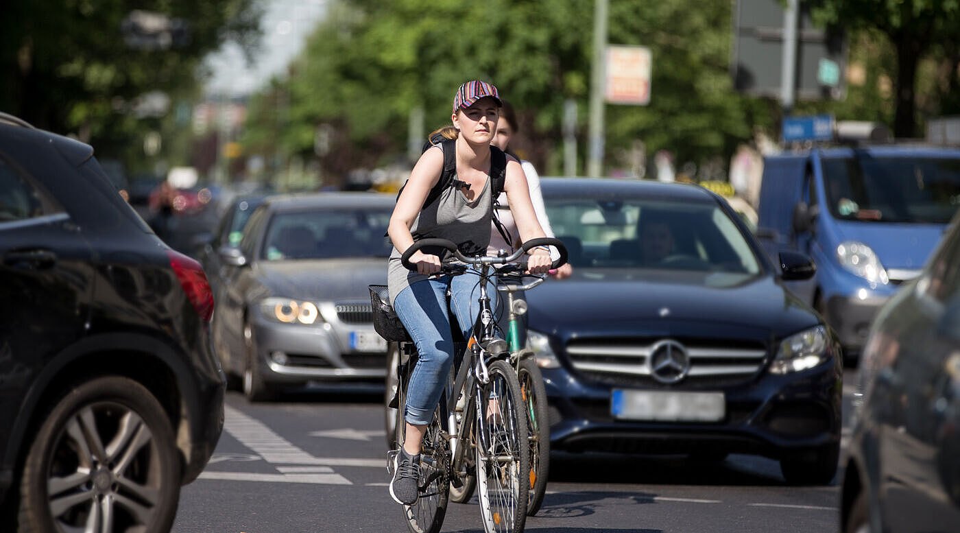 Radfahrerin im dichten Verkehr.