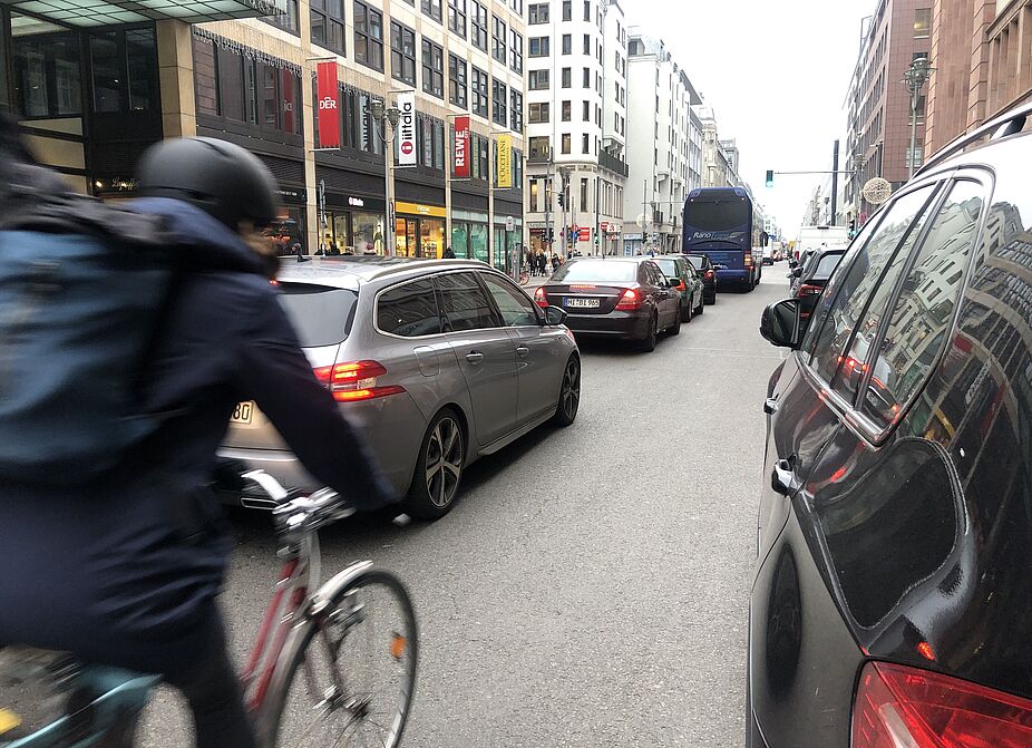 Radverkehr ohne eigene Infrastruktur in Berlin Radfahrer zwischen Autos ohne eigenen Radweg