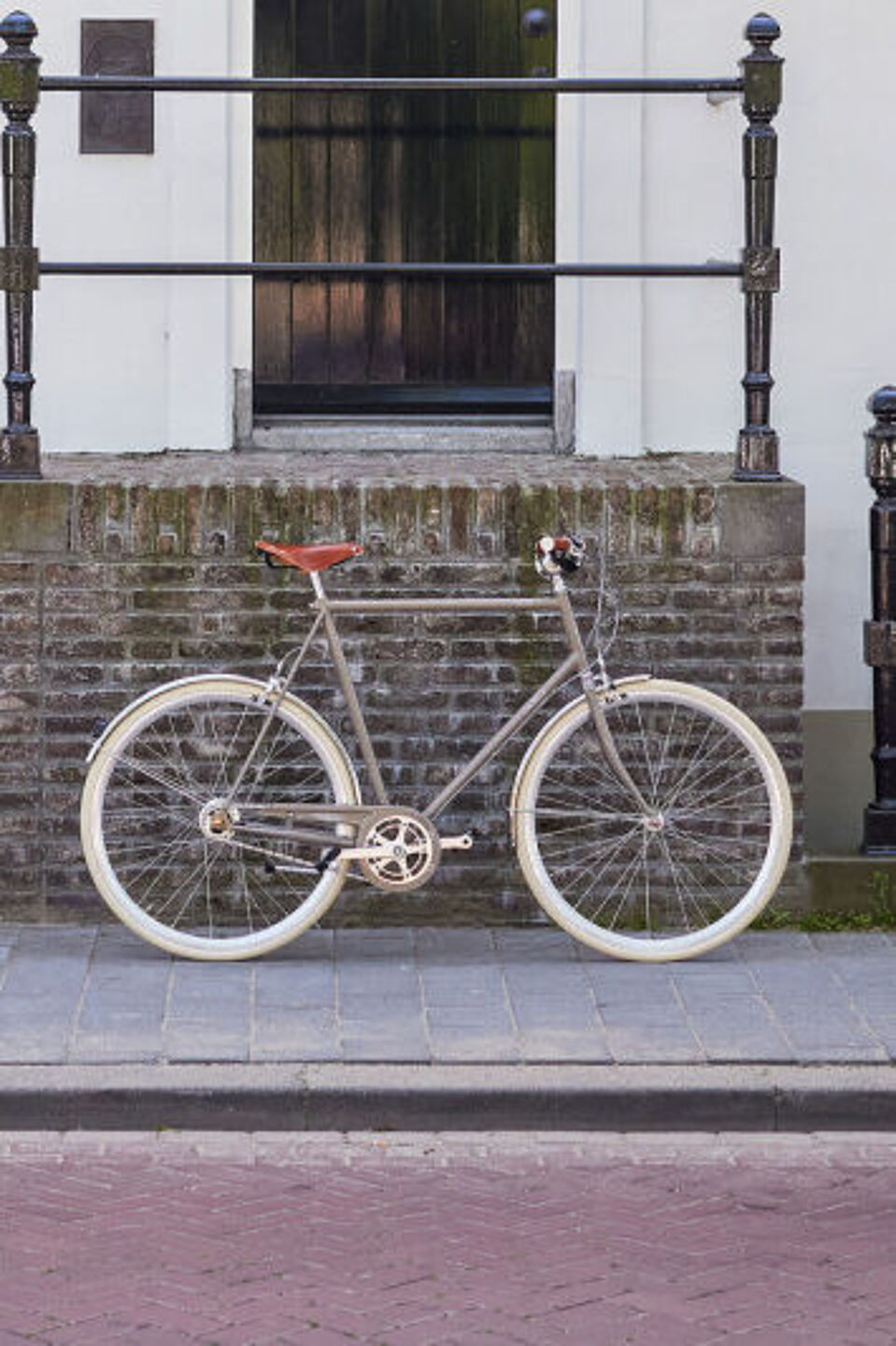 Gazelle Van Stael Ein Fahrrad von Gazelle angelehnt an einen Treppenaufgang.