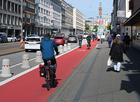 Geschützter Radfahrstreifen in Darmstadt Rheinstraße.