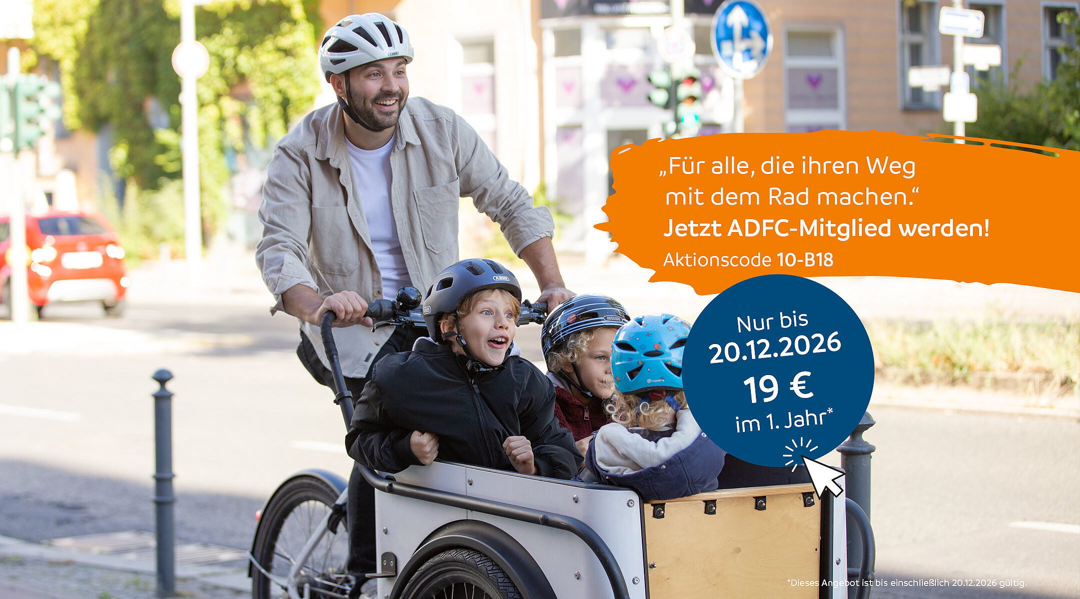 Mann mit Kindern im Lastenrad