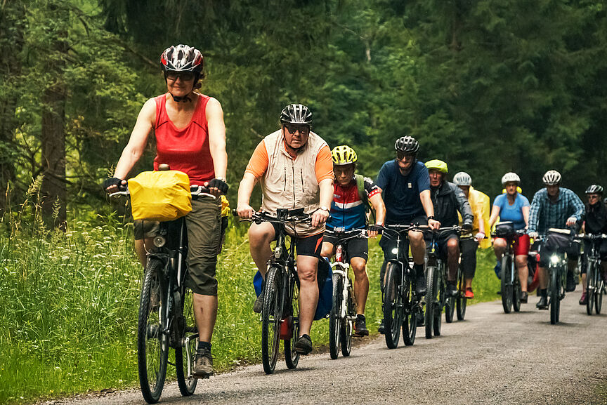 Radtour Gruppe von Menschen auf Fahrrädern im Wald