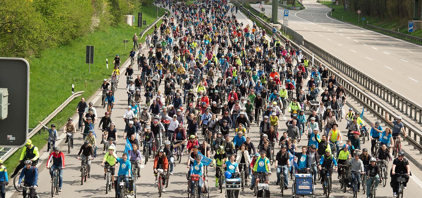 Fernaufnahme einer Gruppe Radfahrender auf der Autobahn während der Sternfahrt in München.