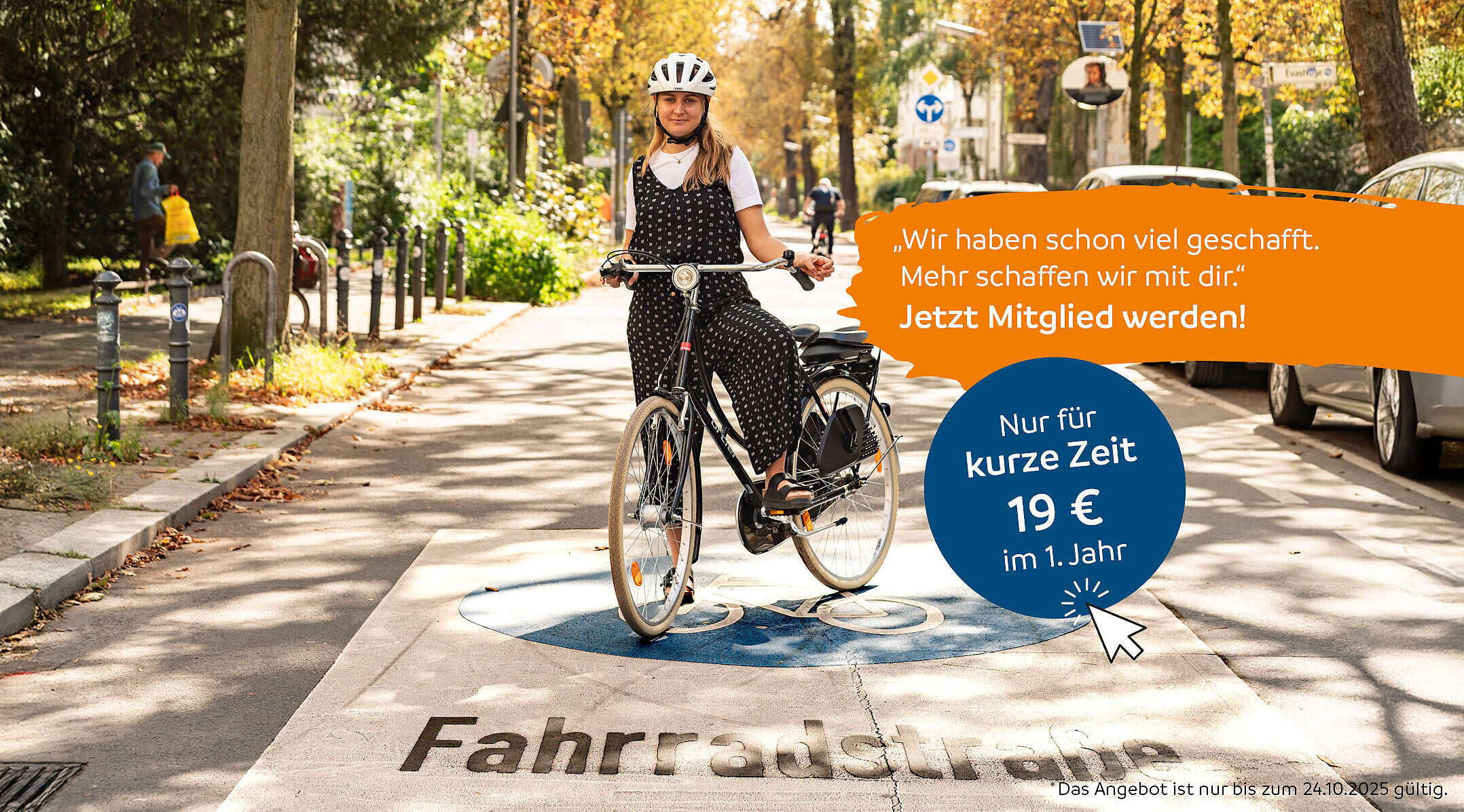 Radfahrerin mit Helm auf Fahrradstraße. ADFC-Mitgliedschaftsangebot: 19 € im ersten Jahr, gültig bis 24.10.2025