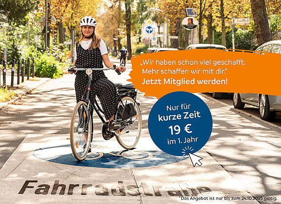 Radfahrerin mit Helm auf Fahrradstraße. ADFC-Mitgliedschaftsangebot: 19 € im ersten Jahr, gültig bis 24.10.2025